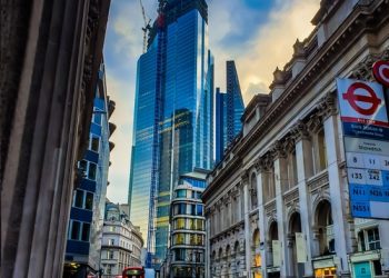 Pound lose ground as possible rate cut from BoE