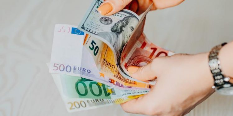 Euro gain more than 1.5% against US Dollar