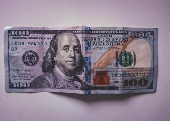 Dollar continues to emerge as safe haven for currency traders