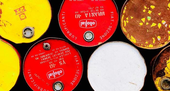 Oil investors remains bleak, June WTI contract falling to $10