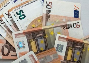 Euro on 4th consecutive day of gains against Dollar