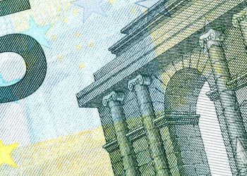 Euro continues lose ground to other major currencies