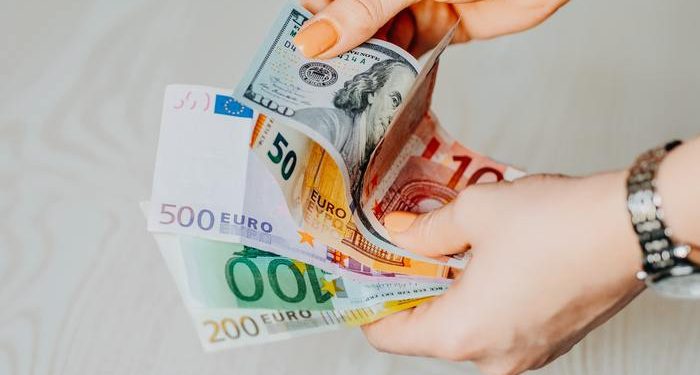 Dollar and Euro starting the week flat in relation to each other