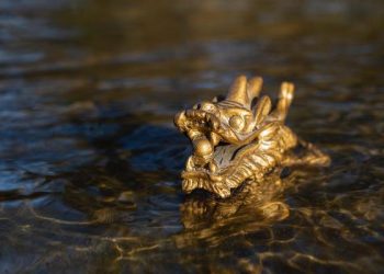 Gold slightly suffering against renew strength of greenback