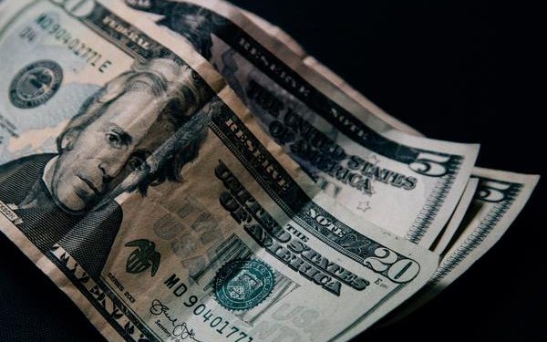 Dollar edging lower versus basket of other major currencies