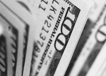 Dollar continues to lose ground against major currencies