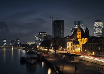 Investors stay cautious prior to today’s speeches from chairs of both ECB and FED