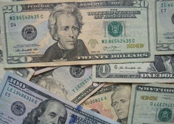 Dollar gaining ground to other major currencies as risk-on dominate the markets