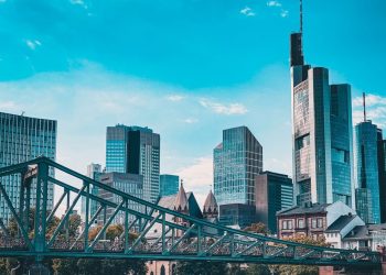 European shares fluctuated on Wednesday following mixed trading session in Asia