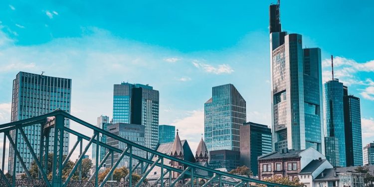 European shares fluctuated on Wednesday following mixed trading session in Asia